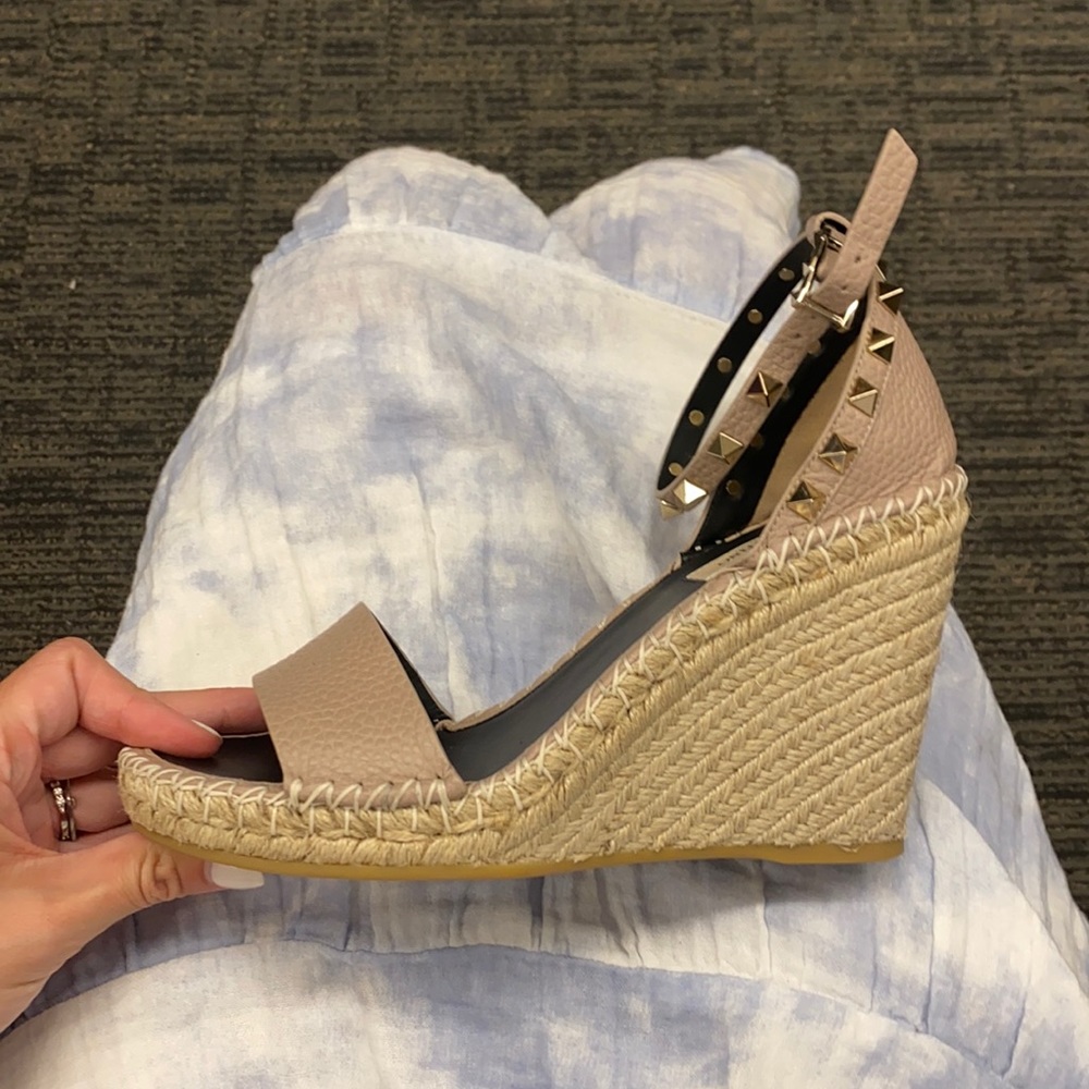 DOUBLE ROCKSTUD GRAINY CALFSKIN WEDGE SANDAL 95 MM